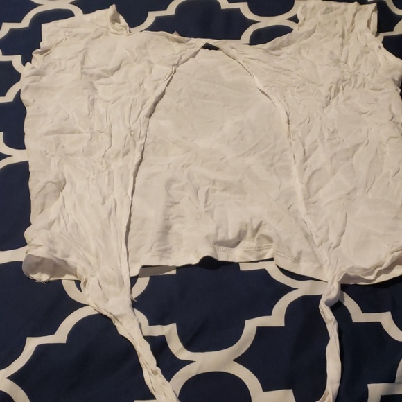 Simple whit top - Picture 2 of 3
